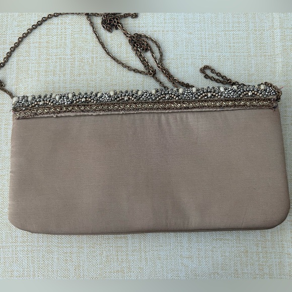 Beaded evening clutch w long detachable chain in silver, gold & taupe - Picture 5 of 13